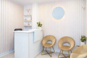 Salão simples com decoração minimalista
