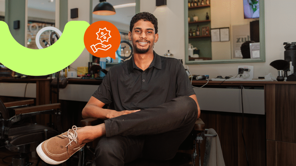 Barbeiro em barbearia moderna, representando organização e tecnologia na gestão do negócio.